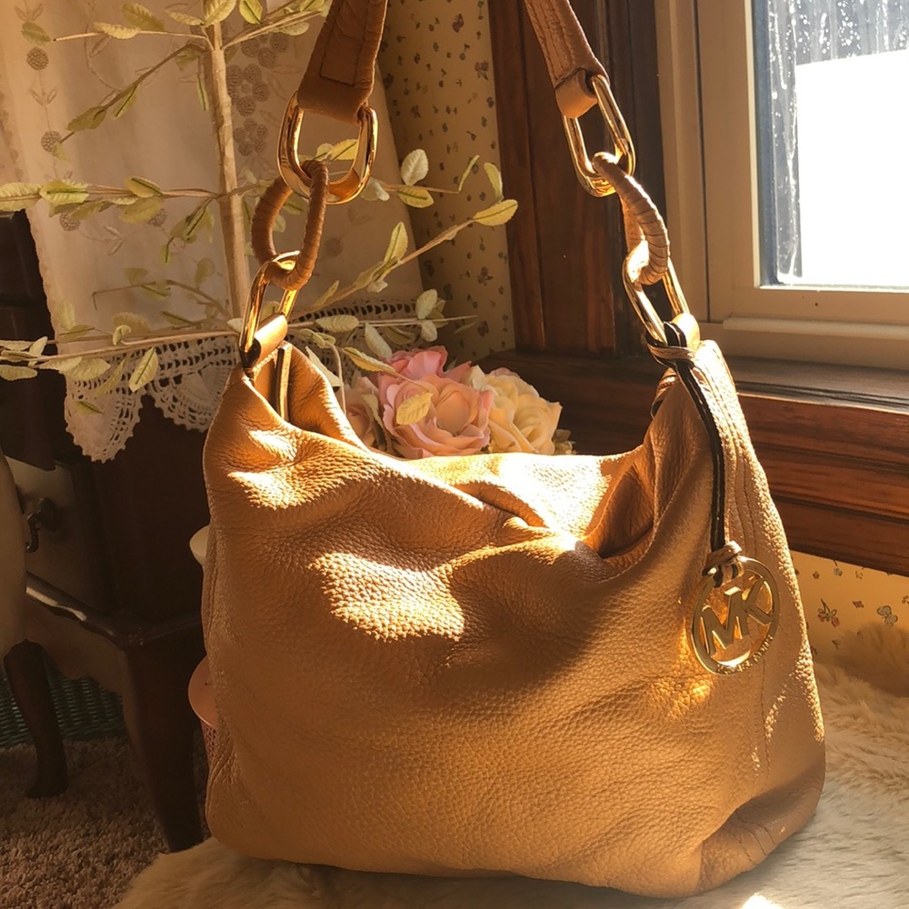 Leather tan Michael Kors with 5 pockets inside